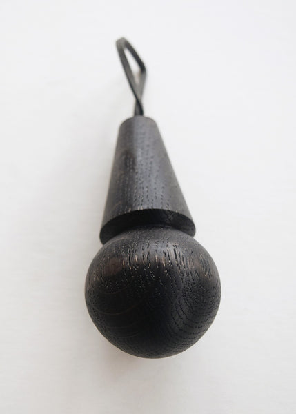 Unique hand-turned wooden baubles by Selwyn House. They make unique Christmas decorations that can be treasured and brought out year after year.
Each bauble is turned individually from offcuts of Ebonised Oak, Brown Oak and Ash. Each set of 3 comes gift boxed.