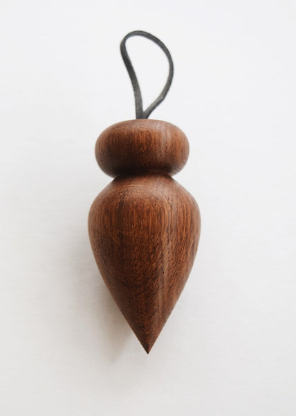 Unique hand-turned wooden baubles by Selwyn House. They make unique Christmas decorations that can be treasured and brought out year after year.
Each bauble is turned individually from offcuts of Ebonised Oak, Brown Oak and Ash. Each set of 3 comes gift boxed.