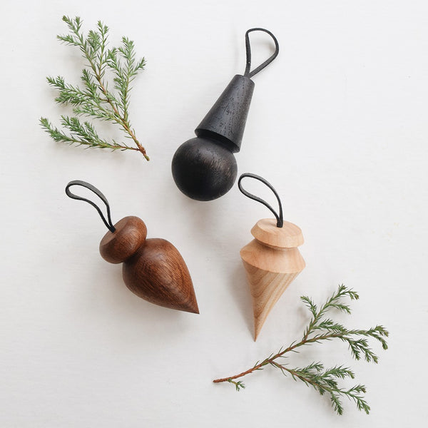 Unique hand-turned wooden baubles by Selwyn House. They make unique Christmas decorations that can be treasured and brought out year after year.
Each bauble is turned individually from offcuts of Ebonised Oak, Brown Oak and Ash. Each set of 3 comes gift boxed.