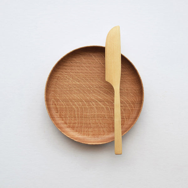 Each plate is individually hand-turned from quarter sawn English Oak by Selwyn House. At the table these beautiful wooden plates would be great for small starters, sharing plates or cheeses. Around the home, use them to hold pillar candles or special pieces of jewellery.